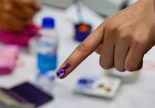 गुजरात में स्थानीय निकाय चुनाव को लेकर मतदान जारी, 20 हजार से अधिक उम्मीदवार मैदान में गुजरात में स्थानीय निकाय चुनाव को लेकर मतदान जारी, 20 हजार से अधिक उम्मीदवार मैदान में