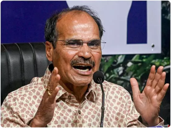 बंगाल: चुनाव के चलते परिवार पर हमला, अधीर रंजन चौधरी ने तृणमूल कांग्रेस पर लगाया आरोप बंगाल: चुनाव के चलते परिवार पर हमला, अधीर रंजन चौधरी ने तृणमूल कांग्रेस पर लगाया आरोप