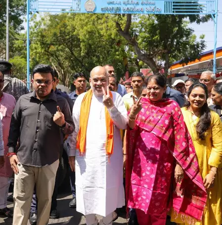 गुजरात स्थानीय निकाय चुनाव: गृहमंत्री अमित शाह और बेटे जय शाह ने परिवार के साथ किया मतदान गुजरात स्थानीय निकाय चुनाव: गृहमंत्री अमित शाह और बेटे जय शाह ने परिवार के साथ किया मतदान