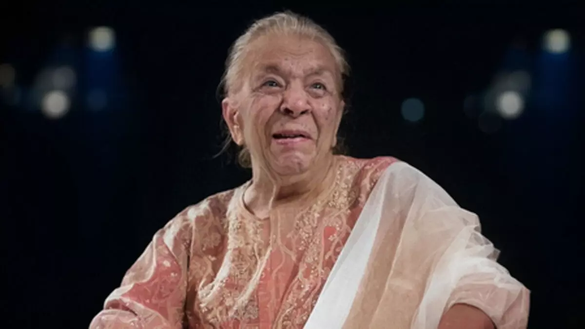 अपने से 8 साल छोटे हिंदू कलाकार से प्यार कर बनीं जोहरा सहगल, समाज की बंदिशों को तोड़कर लिखी अनोखी प्रेम कहानी अपने से 8 साल छोटे हिंदू कलाकार से प्यार कर बनीं जोहरा सहगल, समाज की बंदिशों को तोड़कर लिखी अनोखी प्रेम कहानी
