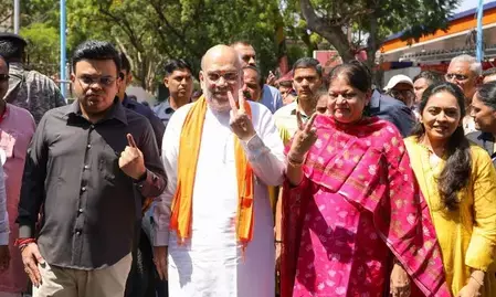 गुजरात स्थानीय निकाय चुनाव: गृहमंत्री अमित शाह और बेटे जय शाह ने परिवार के साथ किया मतदान