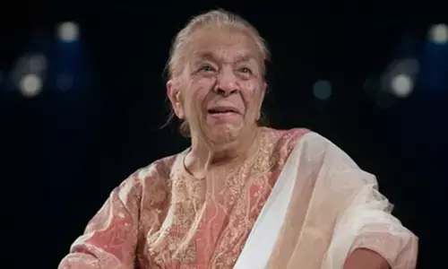 अपने से 8 साल छोटे हिंदू कलाकार से प्यार कर बनीं जोहरा सहगल, समाज की बंदिशों को तोड़कर लिखी अनोखी प्रेम कहानी अपने से 8 साल छोटे हिंदू कलाकार से प्यार कर बनीं जोहरा सहगल, समाज की बंदिशों को तोड़कर लिखी अनोखी प्रेम कहानी