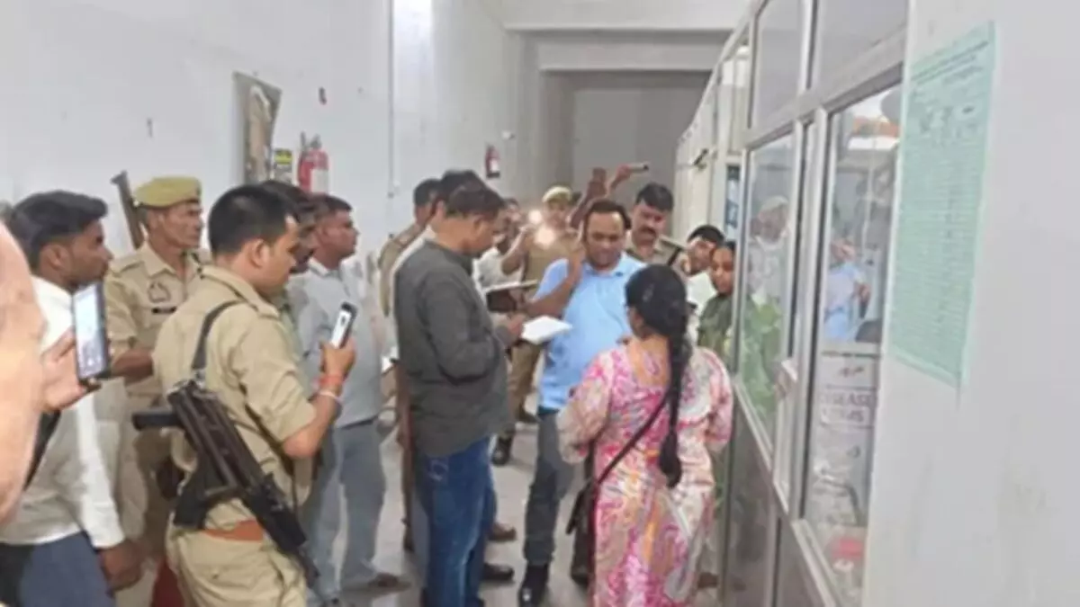 बदायूं में अवैध नर्सिंग होम में प्रसूता के सीने पर बैठकर कराया प्रसव, नवजात की मौत बदायूं में अवैध नर्सिंग होम में प्रसूता के सीने पर बैठकर कराया प्रसव, नवजात की मौत