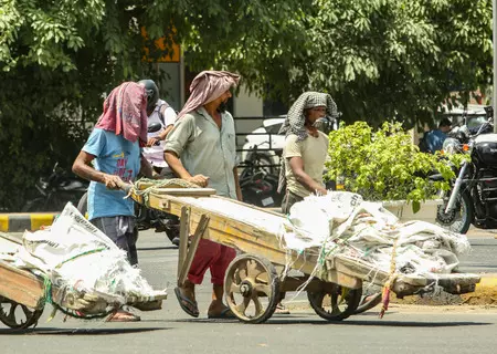एनसीआर में भीषण गर्मी का कहर, 44 डिग्री तक पहुंचेगा पारा; 28 अप्रैल से राहत के संकेत एनसीआर में भीषण गर्मी का कहर, 44 डिग्री तक पहुंचेगा पारा; 28 अप्रैल से राहत के संकेत