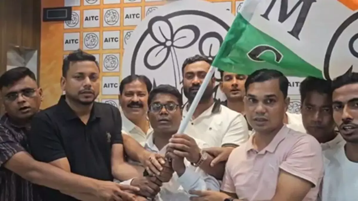 बंगाल में मतदान से ठीक पहले कांग्रेस को झटका, मगराहट पश्चिम में उम्मीदवार का TMC में शामिल होना बना चर्चा का विषय बंगाल में मतदान से ठीक पहले कांग्रेस को झटका, मगराहट पश्चिम में उम्मीदवार का TMC में शामिल होना बना चर्चा का विषय