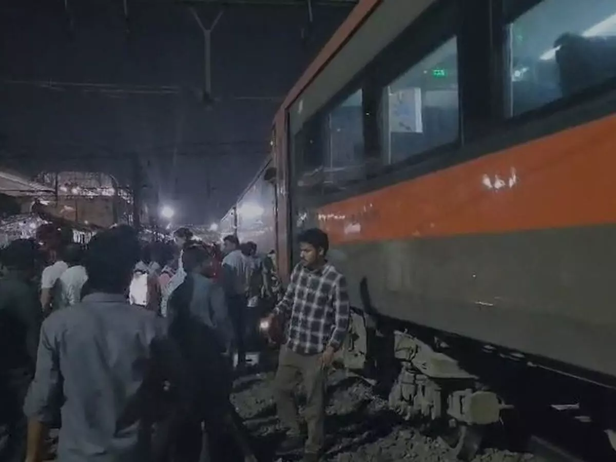 पुणे स्टेशन पर वंदे भारत की बोगी पटरी से उतरी, बड़ा हादसा टला पुणे स्टेशन पर वंदे भारत की बोगी पटरी से उतरी, बड़ा हादसा टला
