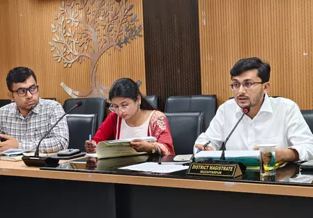 मुजफ्फरपुर में खाद्यान्न योजनाओं की समीक्षा, डीएम ने लापरवाही पर जताई नाराजगी मुजफ्फरपुर में खाद्यान्न योजनाओं की समीक्षा, डीएम ने लापरवाही पर जताई नाराजगी