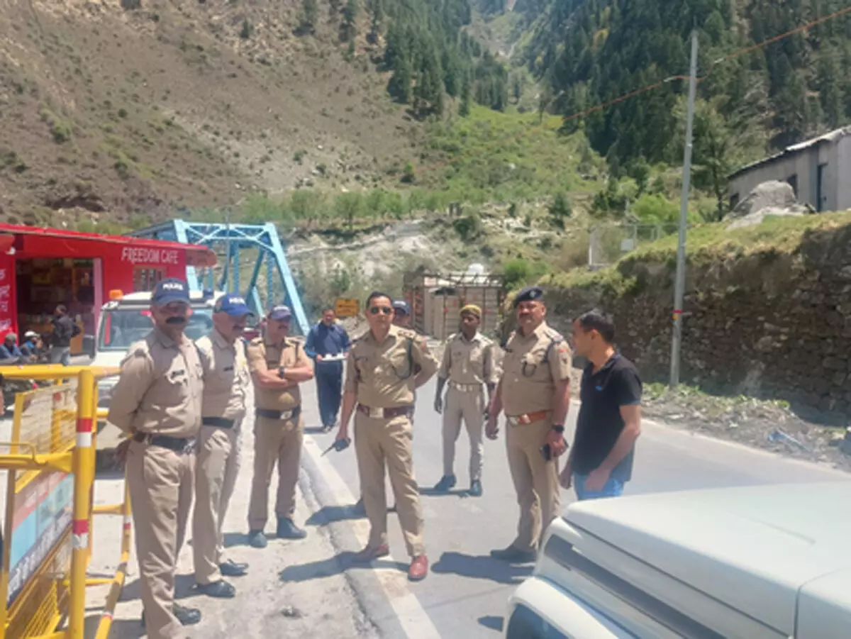 गंगोत्री यात्रा मार्ग पर सुरक्षा का कड़ा पहरा, सीओ उत्तरकाशी ने लिया जमीनी फीडबैक गंगोत्री यात्रा मार्ग पर सुरक्षा का कड़ा पहरा, सीओ उत्तरकाशी ने लिया जमीनी फीडबैक