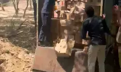नोएडा में अवैध शराब पर एक्शन: हजारों लीटर शराब पर चला बुलडोजर; प्रशासन सख्त नोएडा में अवैध शराब पर एक्शन: हजारों लीटर शराब पर चला बुलडोजर; प्रशासन सख्त