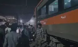 पुणे स्टेशन पर वंदे भारत की बोगी पटरी से उतरी, बड़ा हादसा टला पुणे स्टेशन पर वंदे भारत की बोगी पटरी से उतरी, बड़ा हादसा टला