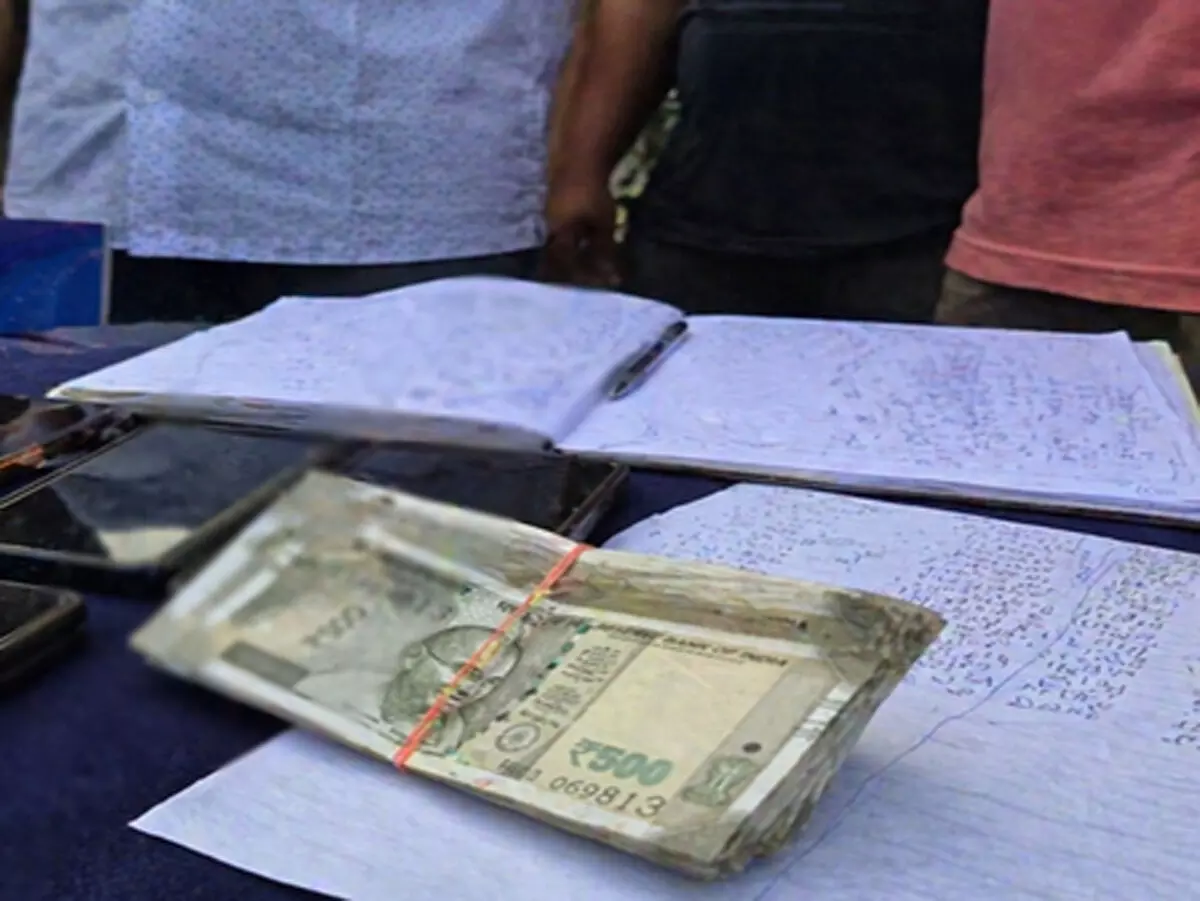 असम: आईपीएल सट्टेबाजी रैकेट का भंडाफोड़; पांच गिरफ्तार, नकदी और मोबाइल जब्त असम: आईपीएल सट्टेबाजी रैकेट का भंडाफोड़; पांच गिरफ्तार, नकदी और मोबाइल जब्त
