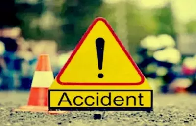 मध्य प्रदेश : इंदौर-भोपाल हाईवे पर पेड़ से टकराई बस, एक की मौत और 4 गंभीर घायल मध्य प्रदेश : इंदौर-भोपाल हाईवे पर पेड़ से टकराई बस, एक की मौत और 4 गंभीर घायल