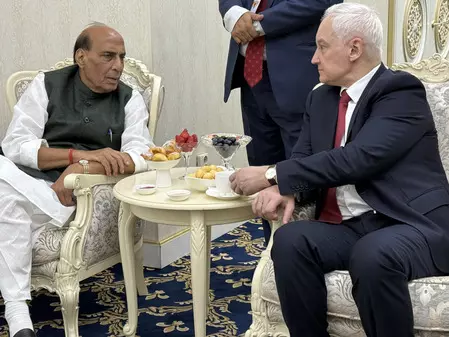 भारत और रूस के रक्षा मंत्रियों की मुलाकात, अंतरराष्ट्रीय हालात व रक्षा सहयोग पर बात भारत और रूस के रक्षा मंत्रियों की मुलाकात, अंतरराष्ट्रीय हालात व रक्षा सहयोग पर बात