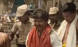 विजय ने 4 मई को होने वाली मतगणना से पहले तिरुचेंदूर मुरुगन मंदिर में की पूजा अर्चना विजय ने 4 मई को होने वाली मतगणना से पहले तिरुचेंदूर मुरुगन मंदिर में की पूजा अर्चना