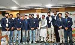 जम्मू-कश्मीर क्रिकेट टीम ने पीयूष गोयल को भेंट किया जीआई-टैग वाला विलो बैट जम्मू-कश्मीर क्रिकेट टीम ने पीयूष गोयल को भेंट किया जीआई-टैग वाला विलो बैट