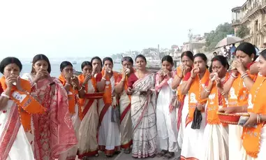 वाराणसी में पीएम मोदी के स्वागत को लेकर उत्साह, बंगाली महिलाओं ने घाट पर किया शंखनाद