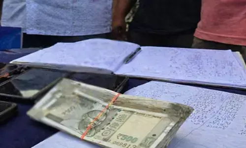 असम: आईपीएल सट्टेबाजी रैकेट का भंडाफोड़; पांच गिरफ्तार, नकदी और मोबाइल जब्त असम: आईपीएल सट्टेबाजी रैकेट का भंडाफोड़; पांच गिरफ्तार, नकदी और मोबाइल जब्त