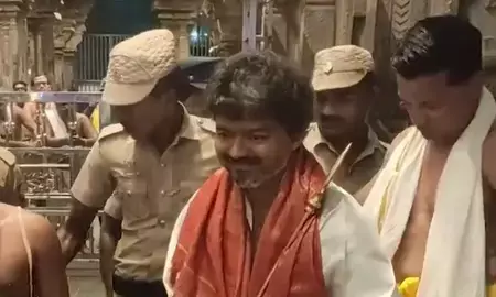 विजय ने 4 मई को होने वाली मतगणना से पहले तिरुचेंदूर मुरुगन मंदिर में की पूजा अर्चना विजय ने 4 मई को होने वाली मतगणना से पहले तिरुचेंदूर मुरुगन मंदिर में की पूजा अर्चना
