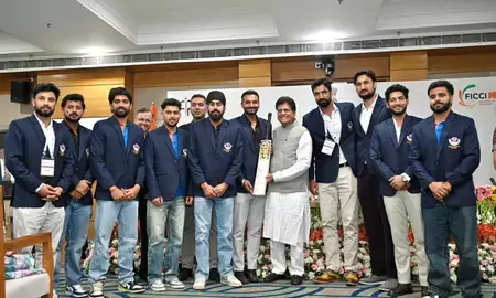 जम्मू-कश्मीर क्रिकेट टीम ने पीयूष गोयल को भेंट किया जीआई-टैग वाला विलो बैट