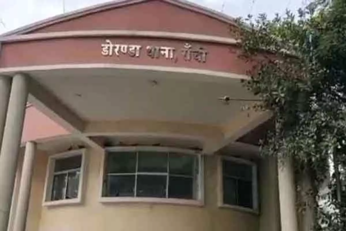 रांचीः कब्र से शव निकालते ही खुला मर्डर का राज, मां की हत्या में बेटी समेत तीन गिरफ्तार रांचीः कब्र से शव निकालते ही खुला मर्डर का राज, मां की हत्या में बेटी समेत तीन गिरफ्तार