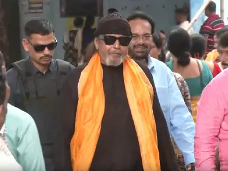 अभिनेता और भाजपा नेता मिथुन चक्रवर्ती ने डाला वोट, कहा, बंगाल में परिवर्तन की बाढ़ आने वाली है अभिनेता और भाजपा नेता मिथुन चक्रवर्ती ने डाला वोट, कहा, बंगाल में परिवर्तन की बाढ़ आने वाली है