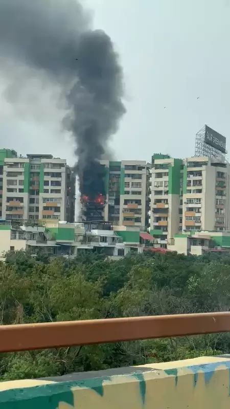गाजियाबाद : हाईराइज सोसायटी के फ्लैट में लगी भीषण आग, दमकल की कई गाड़ियां मौके पर आग बुझाने में जुटीं गाजियाबाद : हाईराइज सोसायटी के फ्लैट में लगी भीषण आग, दमकल की कई गाड़ियां मौके पर आग बुझाने में जुटीं
