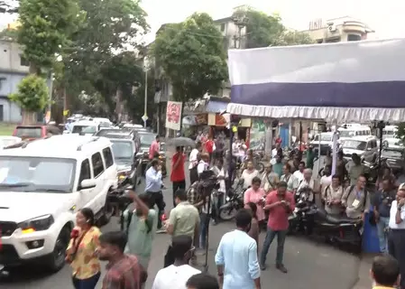 बंगाल चुनाव: भवानीपुर में ममता बनर्जी और सुवेंदु अधिकारी एक ही बूथ पर पहुंचे, बिना बात किए निकले आगे बंगाल चुनाव: भवानीपुर में ममता बनर्जी और सुवेंदु अधिकारी एक ही बूथ पर पहुंचे, बिना बात किए निकले आगे