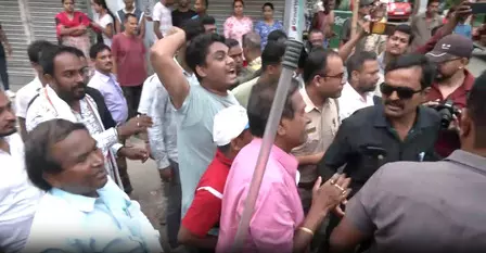 बंगाल चुनाव: मतदान में कई जगह हिंसा की घटनाएं, दक्षिण 24 परगना में भाजपा प्रत्याशी की गाड़ी पर हमला बंगाल चुनाव: मतदान में कई जगह हिंसा की घटनाएं, दक्षिण 24 परगना में भाजपा प्रत्याशी की गाड़ी पर हमला