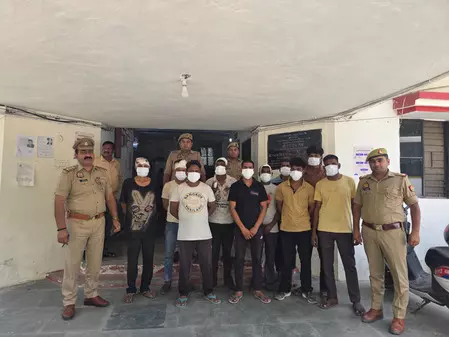 नोएडा: पारिवारिक विवाद ने लिया हिंसक रूप, दोनों पक्षों के 11 लोग गिरफ्तार नोएडा: पारिवारिक विवाद ने लिया हिंसक रूप, दोनों पक्षों के 11 लोग गिरफ्तार