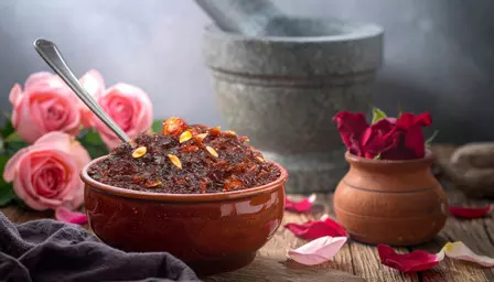 गुलाब की पत्तियों से बना शीतल गुलकंद, त्वचा-पेट की समस्या से मिलेगी निजात गुलाब की पत्तियों से बना शीतल गुलकंद, त्वचा-पेट की समस्या से मिलेगी निजात