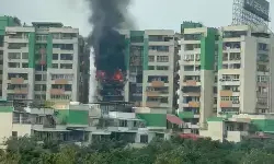 गाजियाबाद : हाईराइज सोसायटी के फ्लैट में लगी भीषण आग, दमकल की कई गाड़ियां मौके पर आग बुझाने में जुटीं गाजियाबाद : हाईराइज सोसायटी के फ्लैट में लगी भीषण आग, दमकल की कई गाड़ियां मौके पर आग बुझाने में जुटीं
