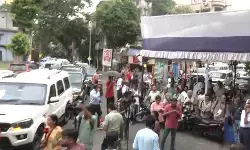 बंगाल चुनाव: भवानीपुर में ममता बनर्जी और सुवेंदु अधिकारी एक ही बूथ पर पहुंचे, बिना बात किए निकले आगे