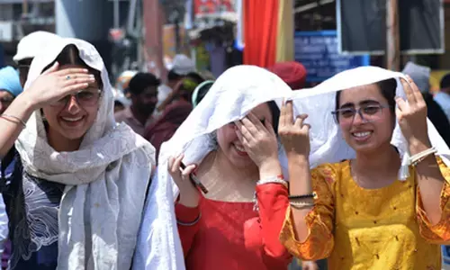 मध्य प्रदेश में लू का प्रकोप जारी; खजुराहो में तापमान 46 डिग्री सेल्सियस दर्ज, कहीं-कहीं बारिश की संभावना मध्य प्रदेश में लू का प्रकोप जारी; खजुराहो में तापमान 46 डिग्री सेल्सियस दर्ज, कहीं-कहीं बारिश की संभावना