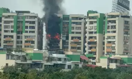 गाजियाबाद : हाईराइज सोसायटी के फ्लैट में लगी भीषण आग, दमकल की कई गाड़ियां मौके पर आग बुझाने में जुटीं