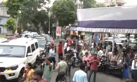 बंगाल चुनाव: भवानीपुर में ममता बनर्जी और सुवेंदु अधिकारी एक ही बूथ पर पहुंचे, बिना बात किए निकले आगे