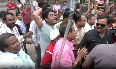 बंगाल चुनाव: मतदान में कई जगह हिंसा की घटनाएं, दक्षिण 24 परगना में भाजपा प्रत्याशी की गाड़ी पर हमला बंगाल चुनाव: मतदान में कई जगह हिंसा की घटनाएं, दक्षिण 24 परगना में भाजपा प्रत्याशी की गाड़ी पर हमला