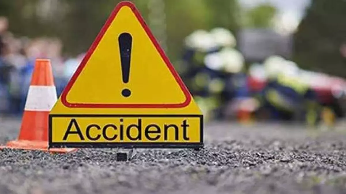 मध्य प्रदेश में बड़ा हादसा: चारधाम यात्रा से लौट रही बस ट्रक से टकराई मध्य प्रदेश में बड़ा हादसा: चारधाम यात्रा से लौट रही बस ट्रक से टकराई
