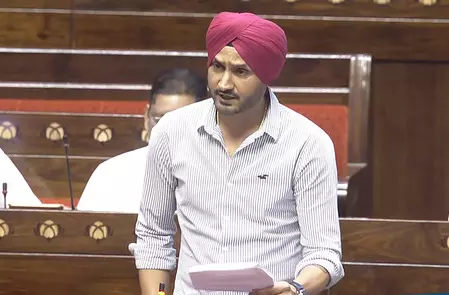 पंजाब-हरियाणा हाई कोर्ट पहुंचे हरभजन सिंह, सुरक्षा हटाने के फैसले को दी चुनौती पंजाब-हरियाणा हाई कोर्ट पहुंचे हरभजन सिंह, सुरक्षा हटाने के फैसले को दी चुनौती