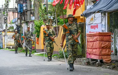 बंगाल चुनाव : जबरदस्त सुरक्षा व्यवस्था से बंपर वोटिंग, भद्रलोक ने सोनार बांग्ला की दिखाई राह बंगाल चुनाव : जबरदस्त सुरक्षा व्यवस्था से बंपर वोटिंग, भद्रलोक ने सोनार बांग्ला की दिखाई राह