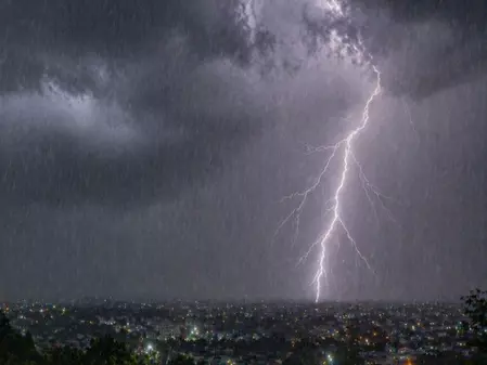 मौसम विभाग ने मध्य प्रदेश में तूफान, ओलावृष्टि और बिजली गिरने की चेतावनी जारी की मौसम विभाग ने मध्य प्रदेश में तूफान, ओलावृष्टि और बिजली गिरने की चेतावनी जारी की