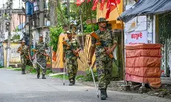 बंगाल चुनाव : जबरदस्त सुरक्षा व्यवस्था से बंपर वोटिंग, भद्रलोक ने सोनार बांग्ला की दिखाई राह बंगाल चुनाव : जबरदस्त सुरक्षा व्यवस्था से बंपर वोटिंग, भद्रलोक ने सोनार बांग्ला की दिखाई राह