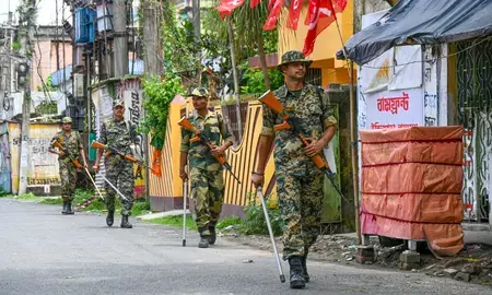 बंगाल चुनाव : जबरदस्त सुरक्षा व्यवस्था से बंपर वोटिंग, भद्रलोक ने सोनार बांग्ला की दिखाई राह बंगाल चुनाव : जबरदस्त सुरक्षा व्यवस्था से बंपर वोटिंग, भद्रलोक ने सोनार बांग्ला की दिखाई राह