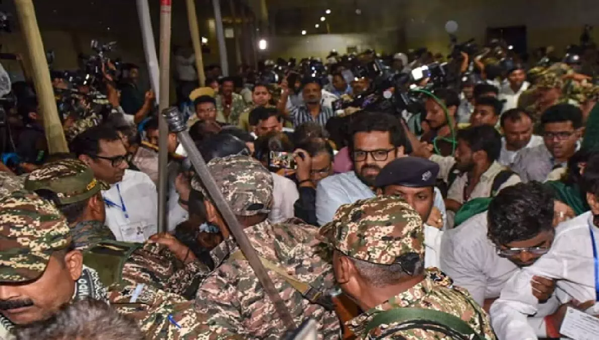 बंगाल में बवाल, स्ट्रॉन्ग रूम के बाहर टीएमसी- भाजपा का हंगामा, घंटों ईवीएम स्ट्रॉन्ग रूम में रहीं ममता बनर्जी बंगाल में बवाल, स्ट्रॉन्ग रूम के बाहर टीएमसी- भाजपा का हंगामा, घंटों ईवीएम स्ट्रॉन्ग रूम में रहीं ममता बनर्जी