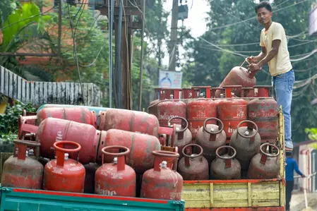 कमर्शियल एलपीजी सिलेंडर की कीमत 993 रुपए बढ़ी, घरेलू उपभोक्ताओं के लिए जारी रहेगी राहत कमर्शियल एलपीजी सिलेंडर की कीमत 993 रुपए बढ़ी, घरेलू उपभोक्ताओं के लिए जारी रहेगी राहत