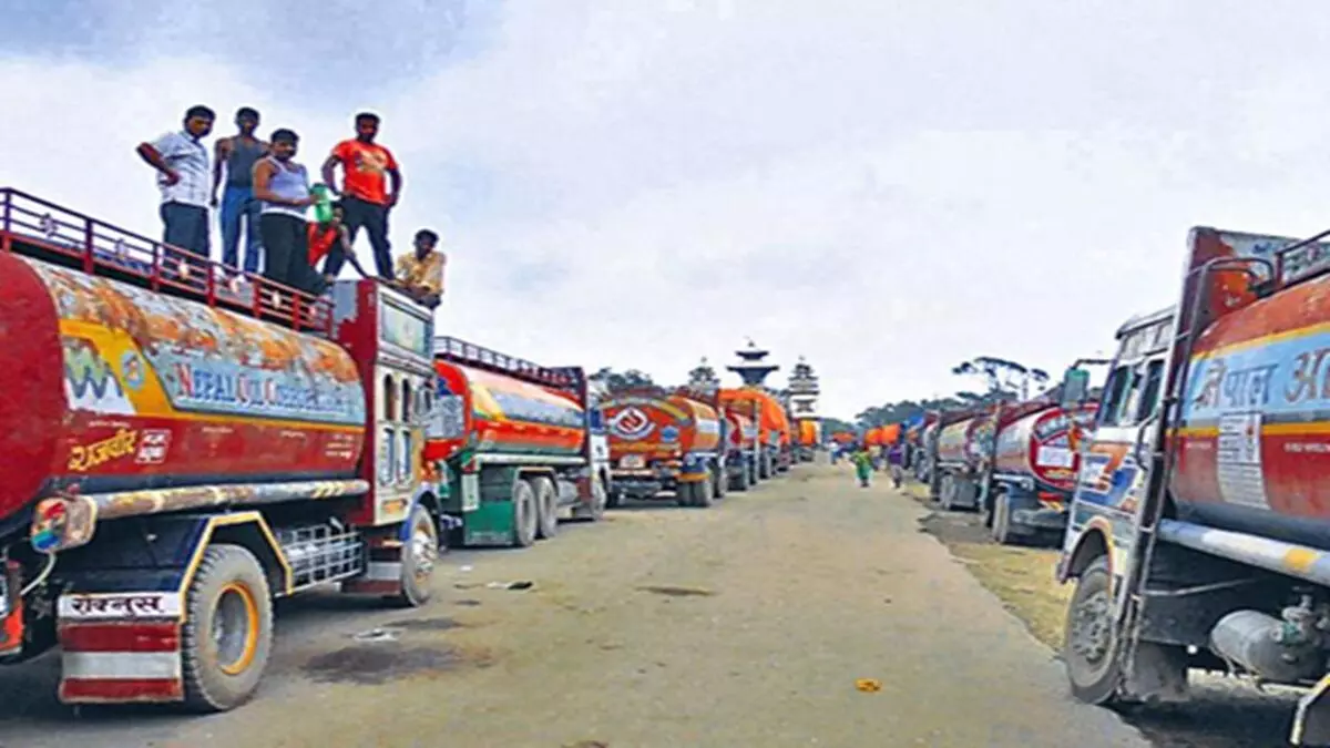 नेपाल-भारत बॉर्डर के सिर्फ एक चेकप्वाइंट पर फंसे 600 कंटेनर! भारतीय सामानों पर टैक्स लगा कैसे फंसी बालेन सरकार नेपाल-भारत बॉर्डर के सिर्फ एक चेकप्वाइंट पर फंसे 600 कंटेनर! भारतीय सामानों पर टैक्स लगा कैसे फंसी बालेन सरकार