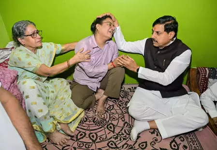 मध्य प्रदेश: बरगी डैम का दौरा करने पहुंचे सीएम मोहन यादव, पीड़ित परिवारों से की मुलाकात मध्य प्रदेश: बरगी डैम का दौरा करने पहुंचे सीएम मोहन यादव, पीड़ित परिवारों से की मुलाकात