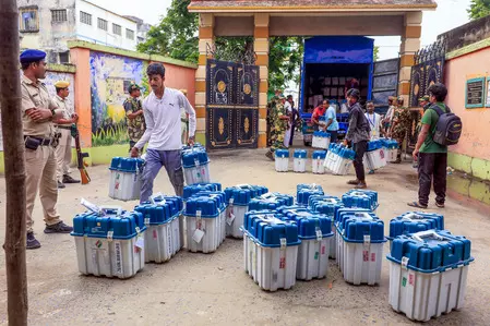 पश्चिम बंगाल: चुनाव आयोग के दोबारा मतदान कराने के फैसले का भाजपा नेताओं ने किया स्वागत पश्चिम बंगाल: चुनाव आयोग के दोबारा मतदान कराने के फैसले का भाजपा नेताओं ने किया स्वागत