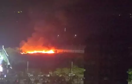 महाराष्ट्र : कल्याण डंपिंग ग्राउंड में भीषण आग, धुएं से घुटा इलाका महाराष्ट्र : कल्याण डंपिंग ग्राउंड में भीषण आग, धुएं से घुटा इलाका