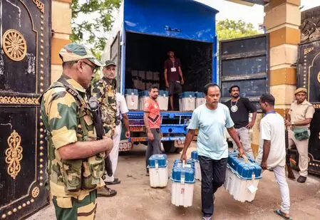 पश्चिम बंगाल : 15 मतदान केंद्रों पर 2 मई को री-पोलिंग, चुनाव आयोग का आदेश पश्चिम बंगाल : 15 मतदान केंद्रों पर 2 मई को री-पोलिंग, चुनाव आयोग का आदेश