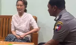 म्यांमार की नेता आंग सान सू की जेल से रिहा, घर में नजरबंद म्यांमार की नेता आंग सान सू की जेल से रिहा, घर में नजरबंद